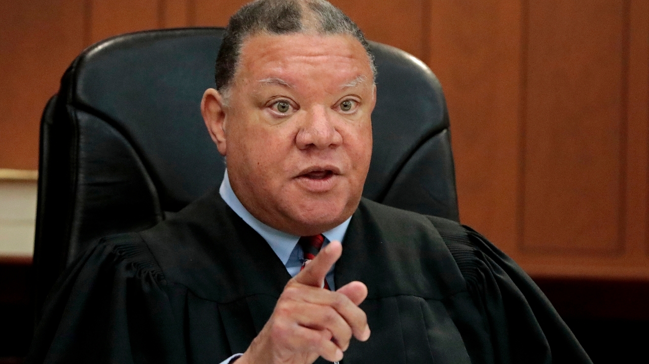 Federal judge drops contempt case against ICE agent over arrest outside ...