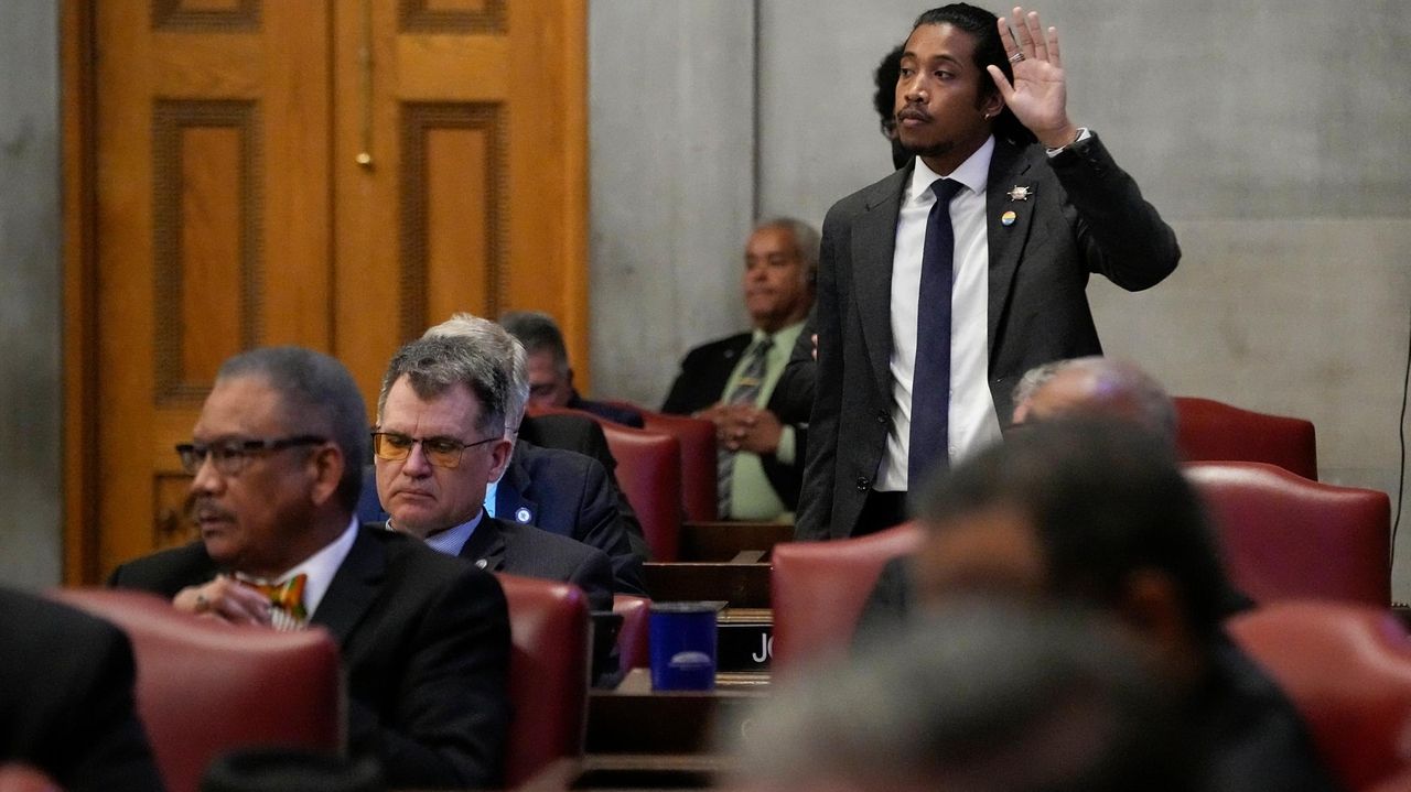 Tennessee House advances bill to ban reappointing lawmakers booted for behavior