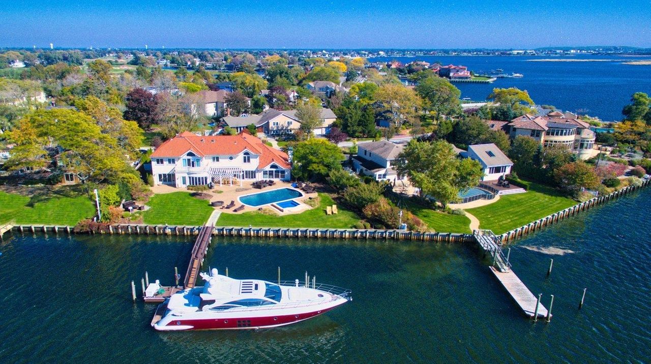 Hewlett Harbor homeowner will accept bitcoin for property Newsday