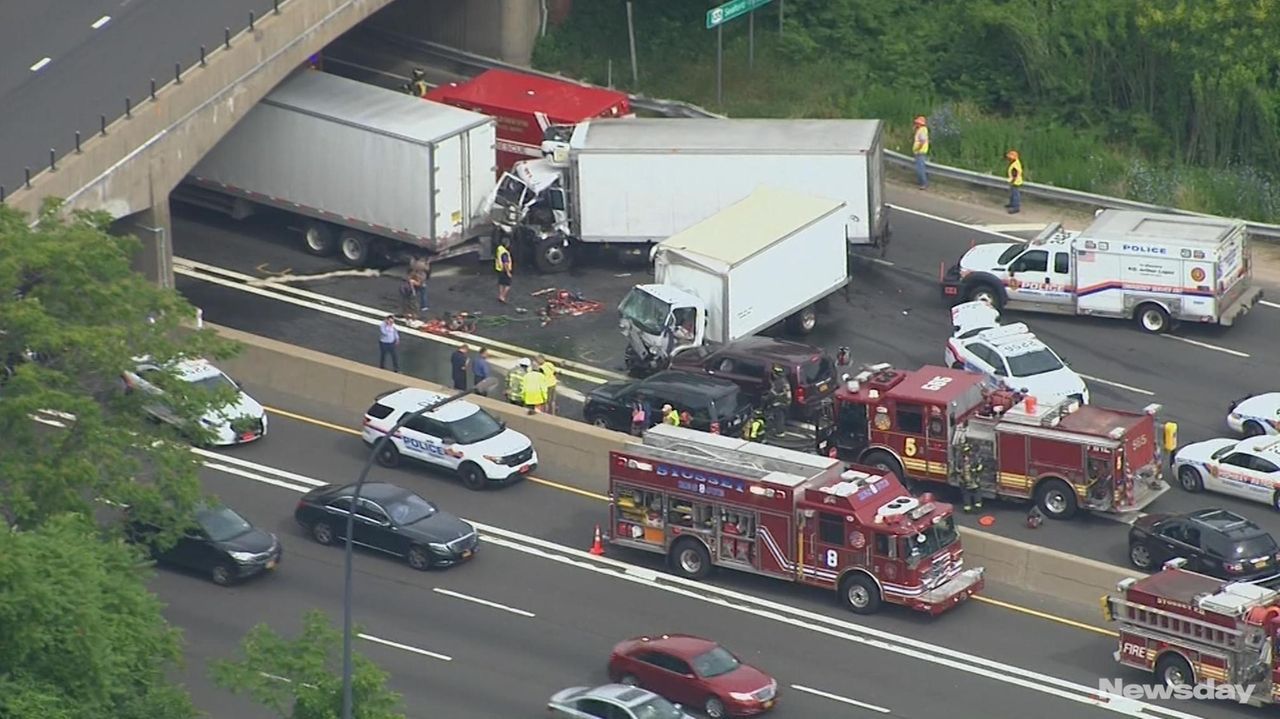 6 injured in multivehicle crash on Long Island Expressway, officials