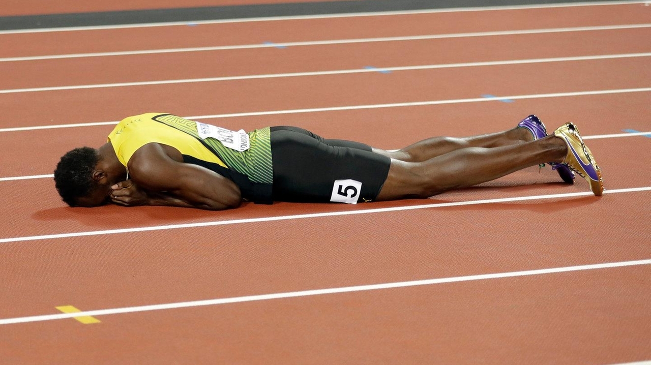 Other sports. Усейн болт упал. Усейн болт в упоре лежа. Usain Bolt Ferrari crash. Usain Bolt Ferrari crash foto.