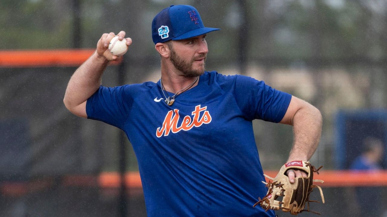 Pete Alonso breaks bat over knee