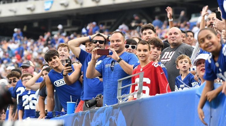 NY Giants: Joe Judge wears Don Bosco Prep sweatshirt at camp