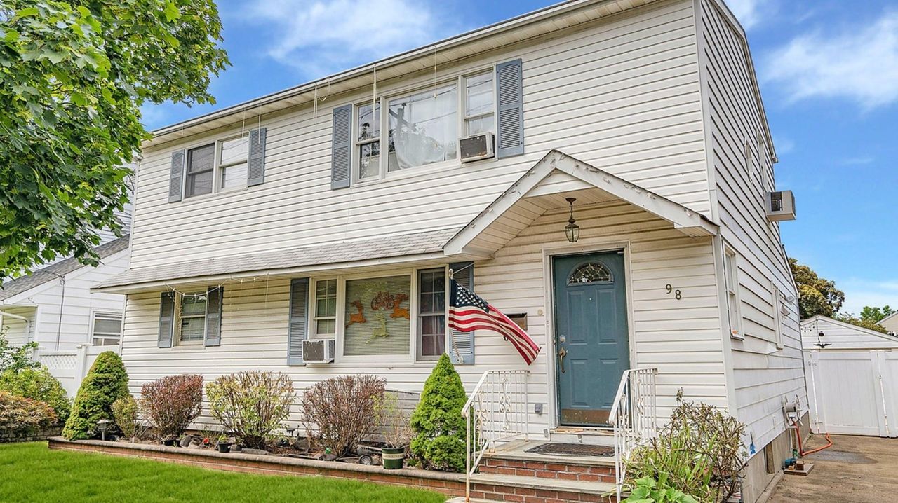 Hicksville Colonial with motherdaughter option reduced to 725K Newsday