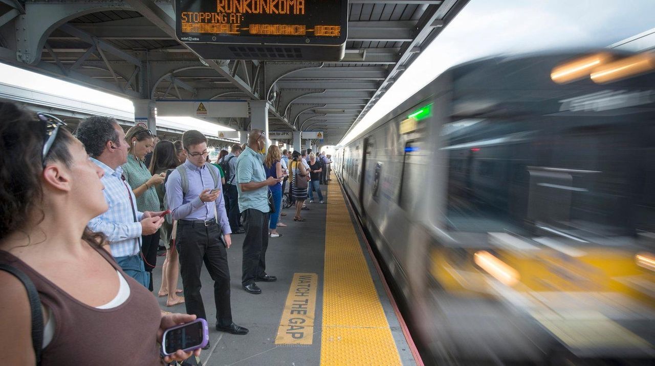 LIRR: Trains’ on-time performance in 2015 worst since 2000 - Newsday