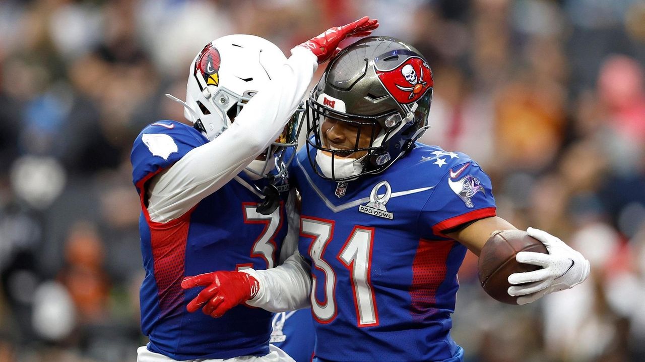 Patrick Mahomes Warms Up at the 2022 Pro Bowl