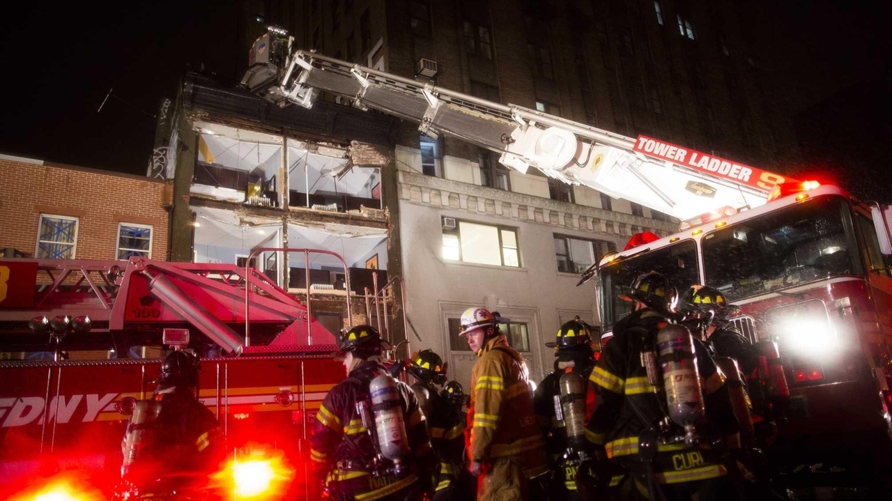 Facade falls off front of Manhattan building - Newsday