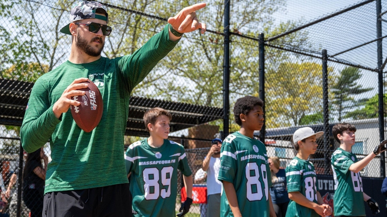 Jeremy Ruckert, Jets tight end and Lindenhurst native, hosts Massapequa ...