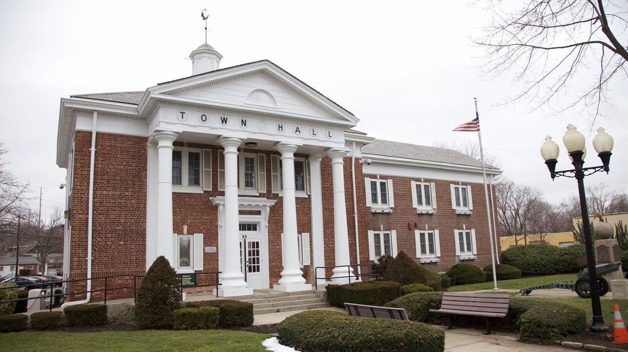 Agency makes pitch for Commack group home at Smithtown Town Board ...