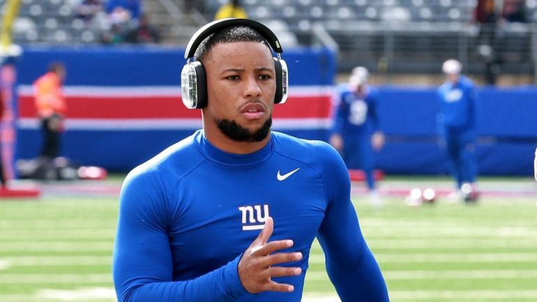 Giants running back Saquon Barkley (26) warms up before the...