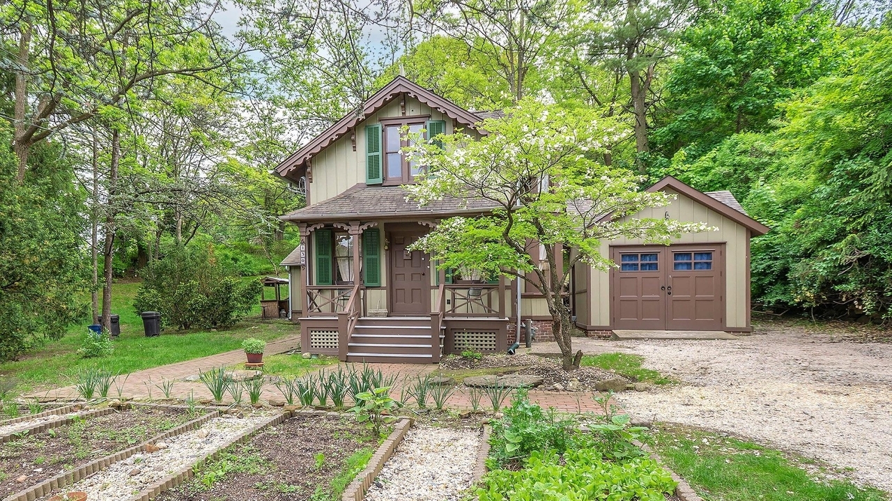 Roslyn house for sale built in 1860s, restored and expanded in 2008