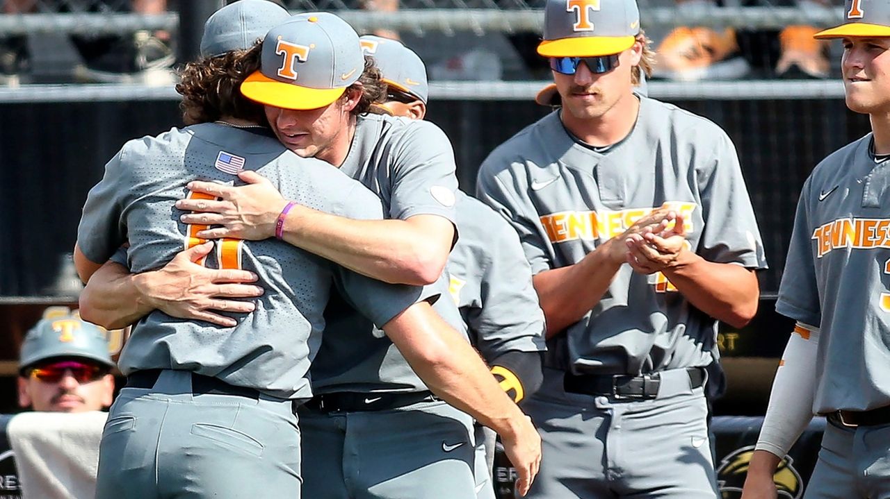 Tennessee baseball offense erupts to defeat Miss. State 12-2