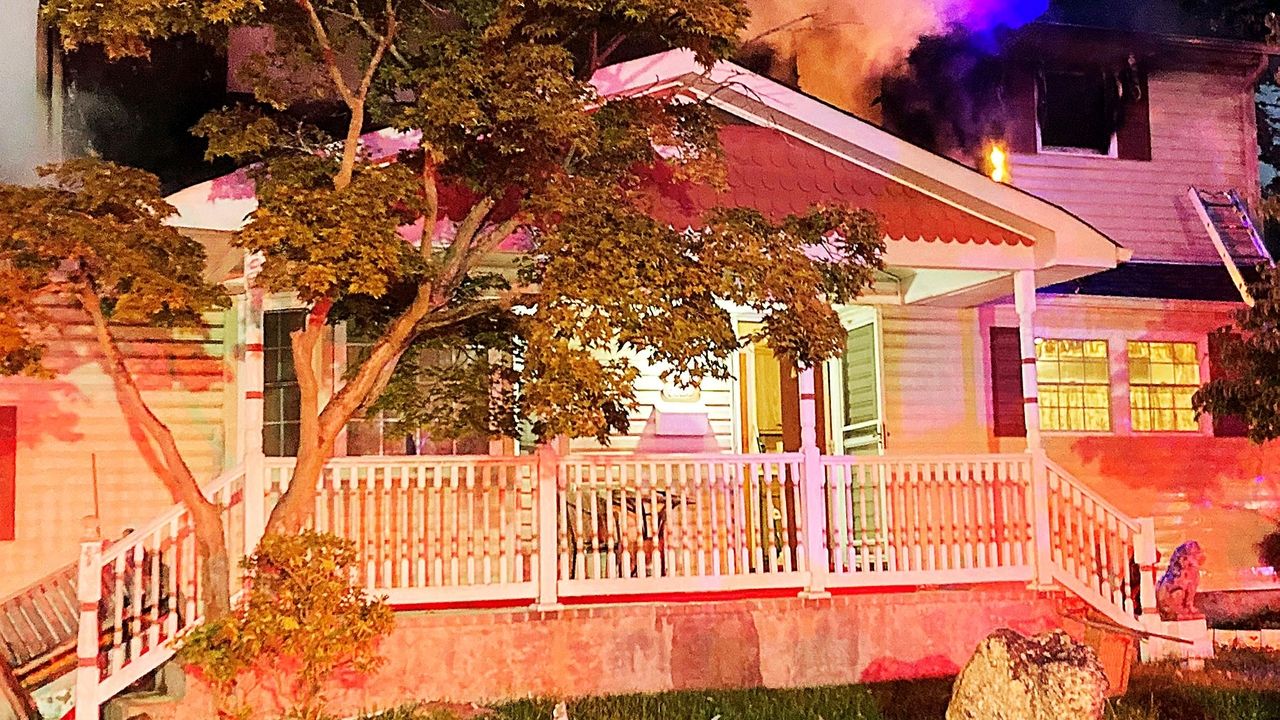 Man dies in Commack house fire, his mother, 3 others escape