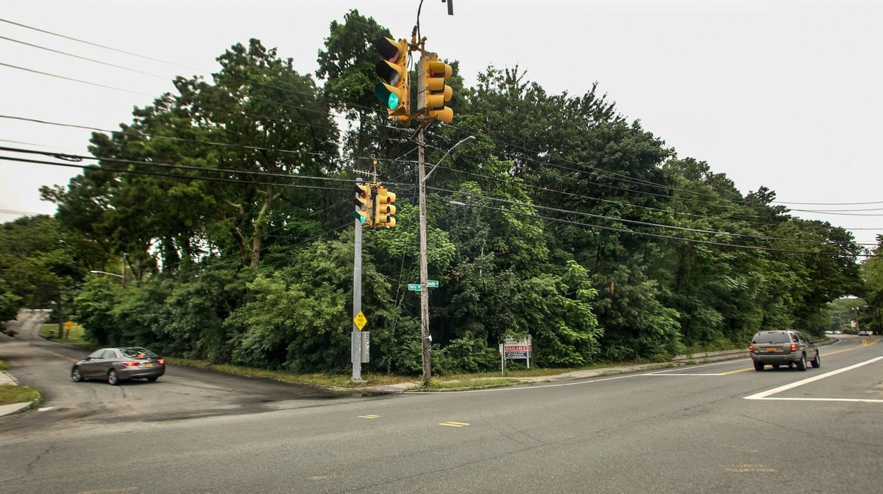 Retail, apartments proposed on wooded Smithtown corner - Newsday