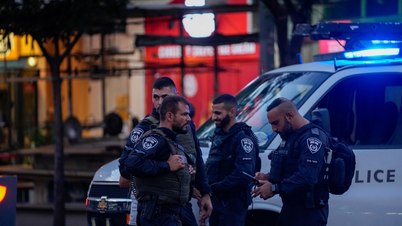 Palestinian shooting attack in downtown Tel Aviv kills Israeli security ...