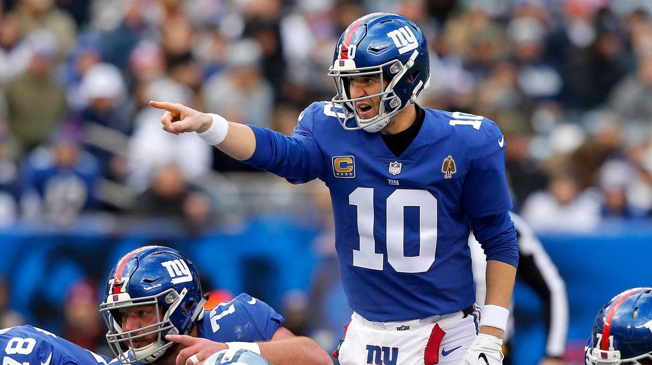 Photo: New York Giants Eli Manning hands off to Ahmad Bradshaw at MetLife  Stadium in New Jersey - NYP20111016110 