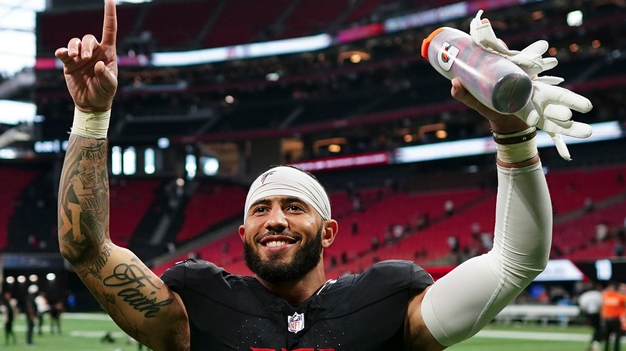Bates flourishes with 2 picks and a forced fumble in debut for new-look ...