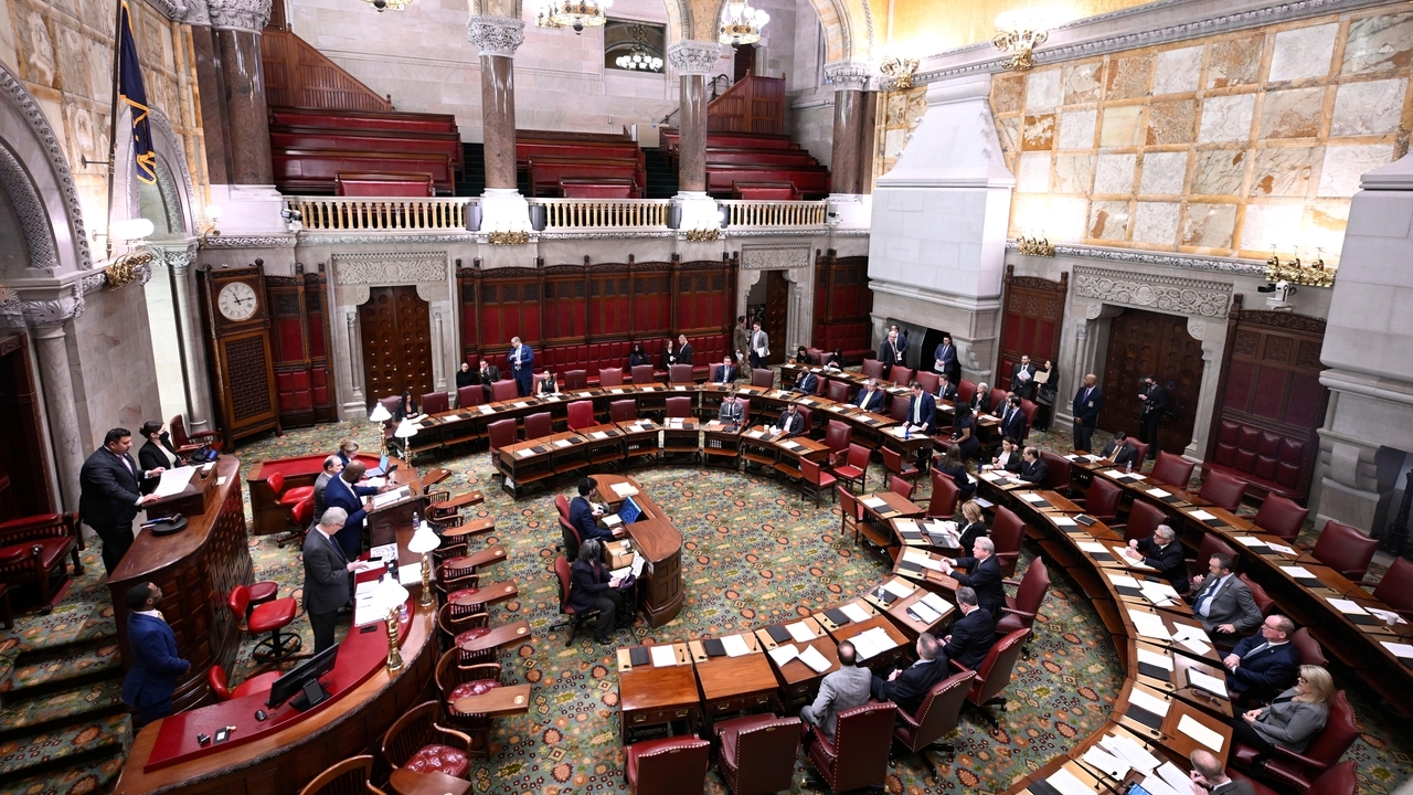 Hochul, lawmakers continue budget talks, but obstacles remain - Vimarsana News
