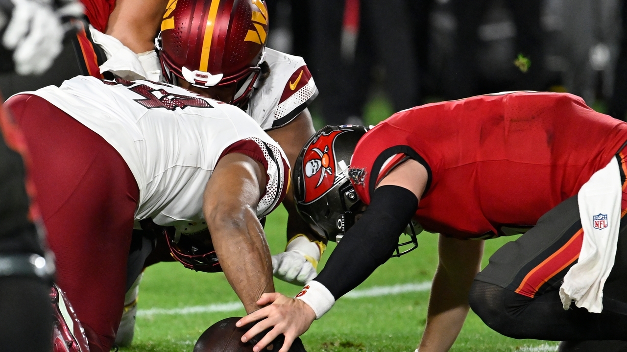 Botched handoff by Baker Mayfield and late failures by Bucs' offense ...