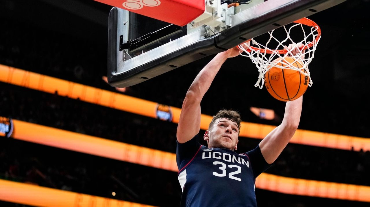 Donovan Clingan Scores 21 As No. 5 UConn Takes Down No. 10 Gonzaga 76 ...