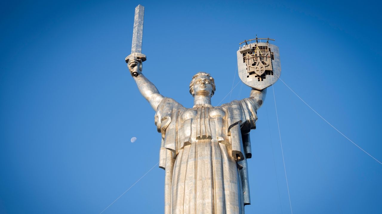 Ukraine Replaces Soviet Hammer And Sickle With Trident On Towering Kyiv ...