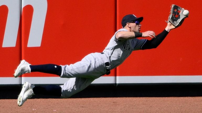 Locastro makes high-flying catch for Yankees against the Orioles