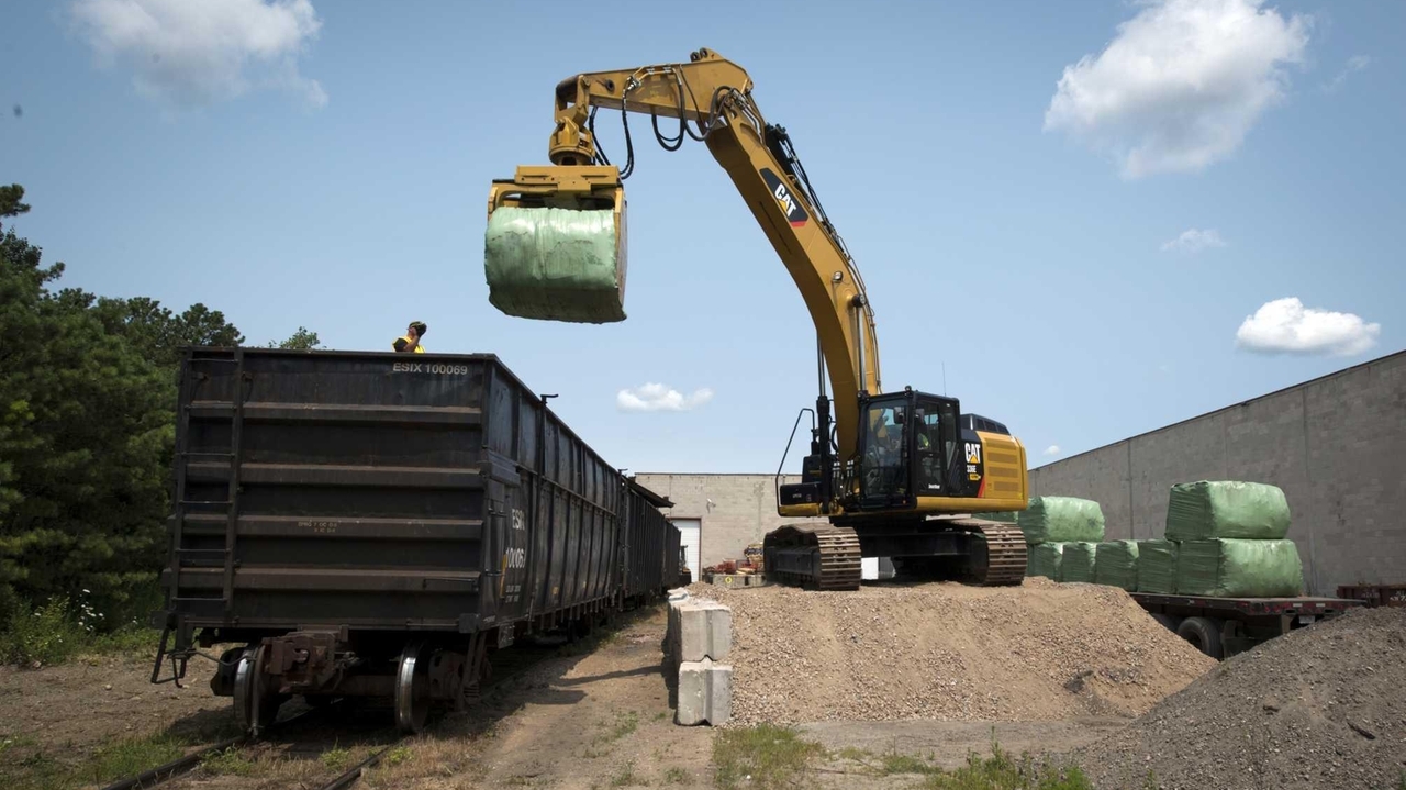 East End trash begins to be loaded onto railcars - Newsday