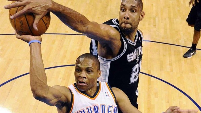 San Antonio Spurs center Tim Duncan (21) blocks a shot...