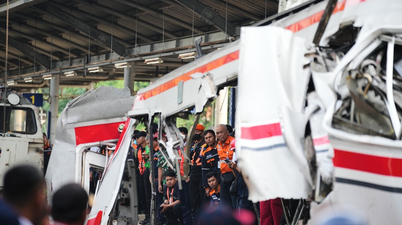Rescuers recover last victims from Indonesia train wreck that killed 14 and injured dozens