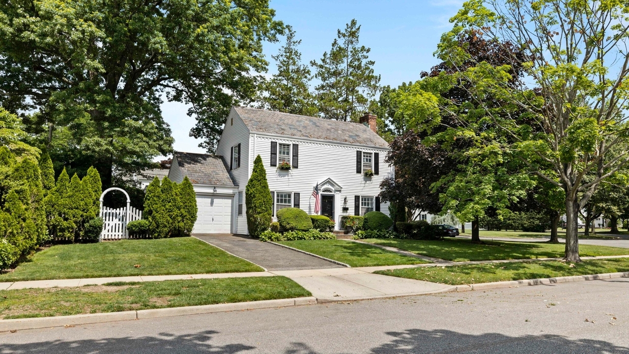 Garden City center-hall Colonial on the market for $968,000 - Newsday