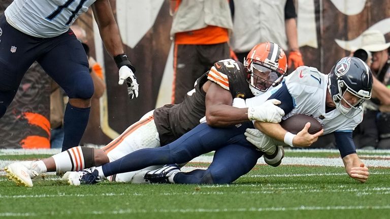 Bears pass rush problems persist even after offseason additions on