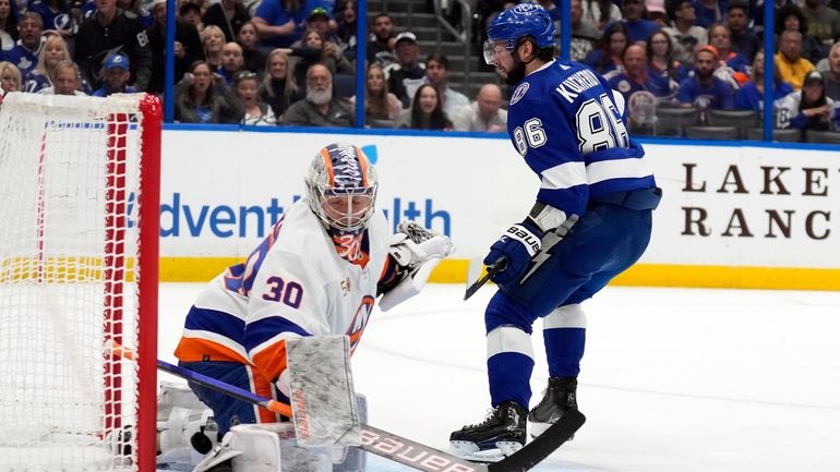 Tampa Bay Lightning right wing Nikita Kucherov (86) scores past...