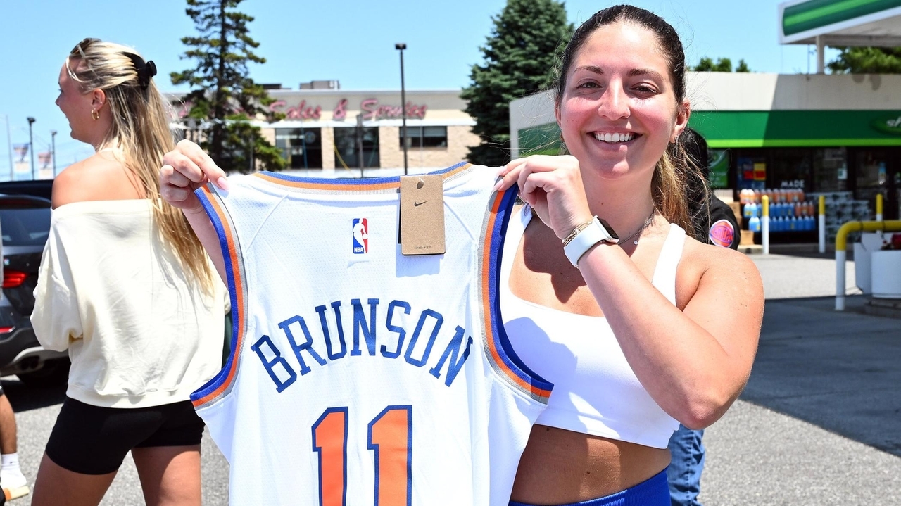 Buying Knicks gear on Long Island: This Merrick gas station might be the hottest spot for championship merch