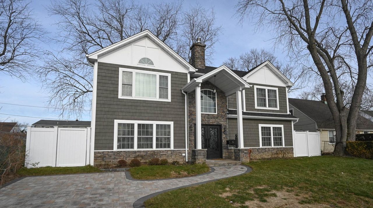 Levittown CapeturnedfivebedroomColonial asks 790,000 Newsday