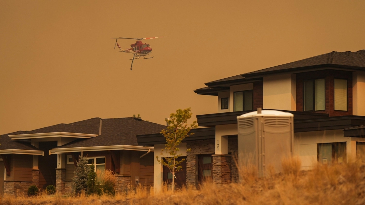 Canadian firefighters wage epic battle to save communities after mass evacuations - Vimarsana News