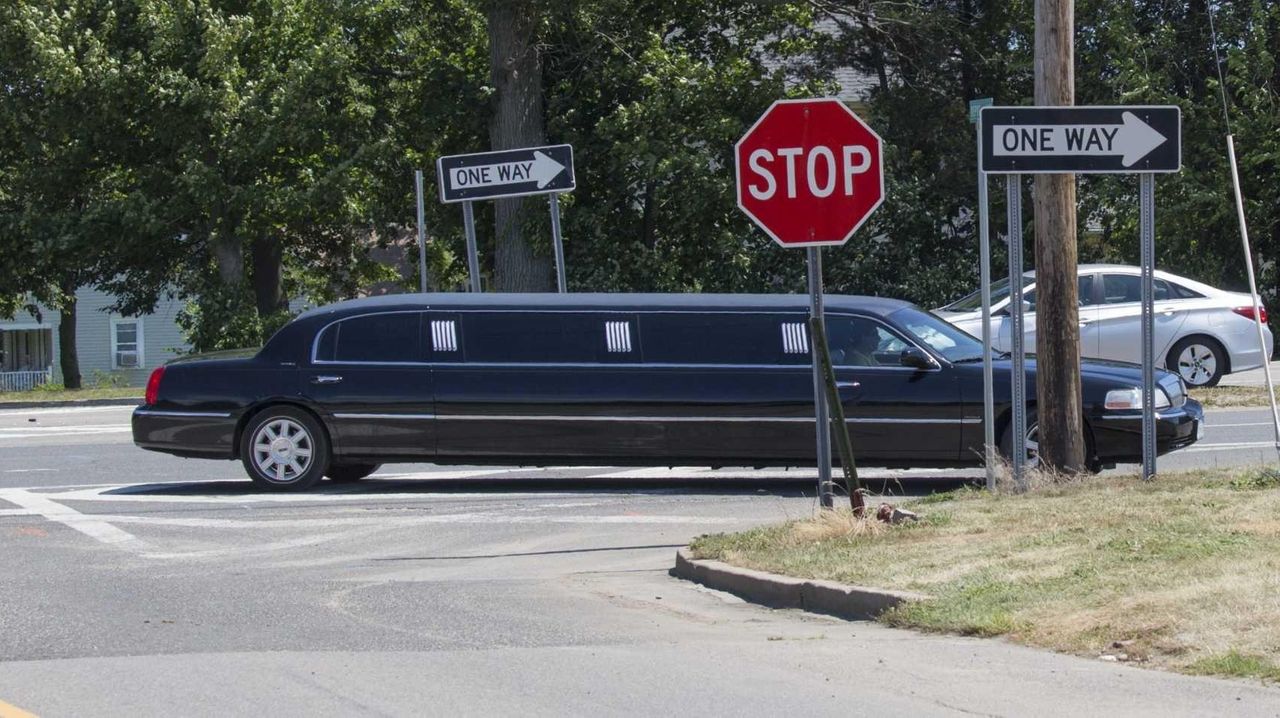 In wake of Cutchogue crash, limo group pushes for limits on Uturns