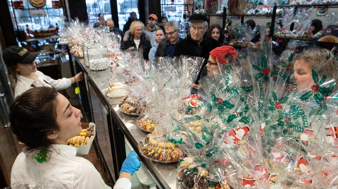 Dozens line up outside bakeries — to grab their Christmas sweets Newsday