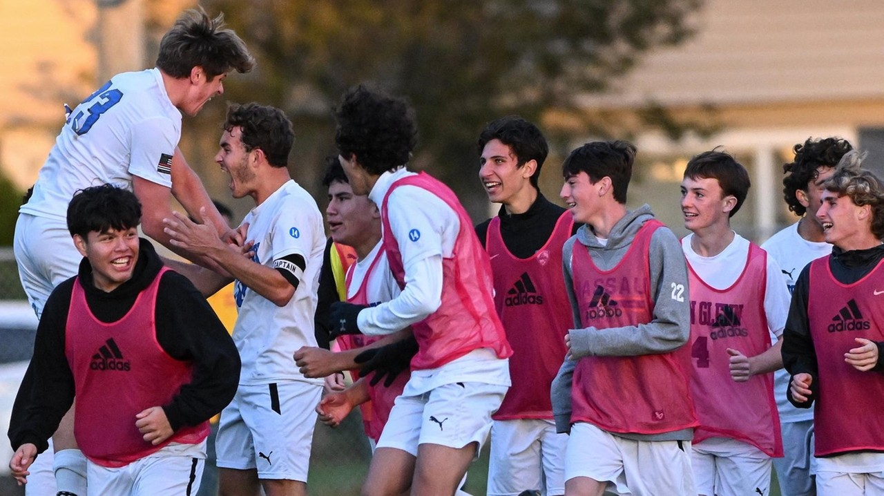 Glenn boys soccer's James D'Angeli scores in 93rd minute of double-overtime win over Amityville