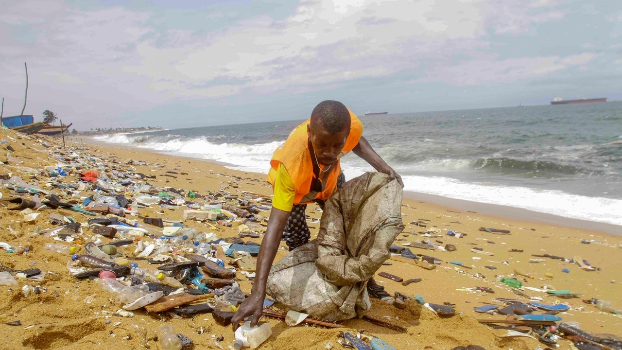 AI robots can't clean our plastic-plagued oceans alone - Vimarsana News