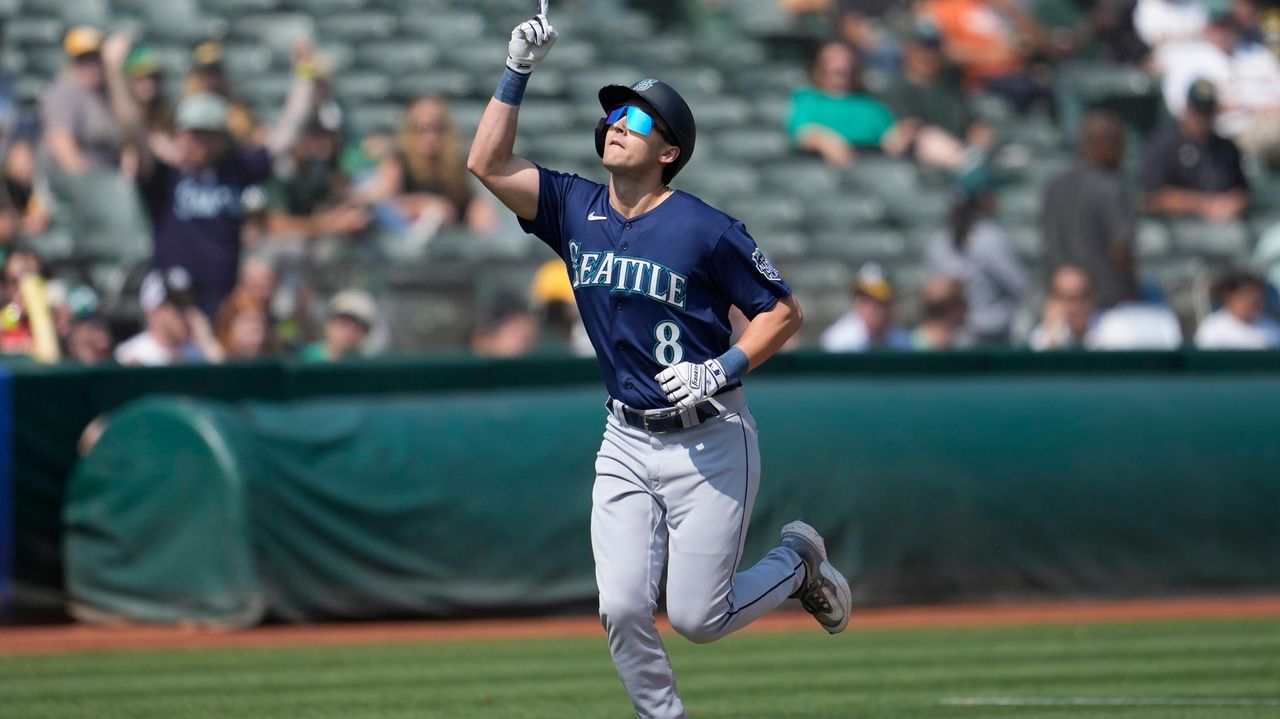 Brewers rally to overcome Domínguez's fourth homer, drop Yankees below .500  with 8-2 win