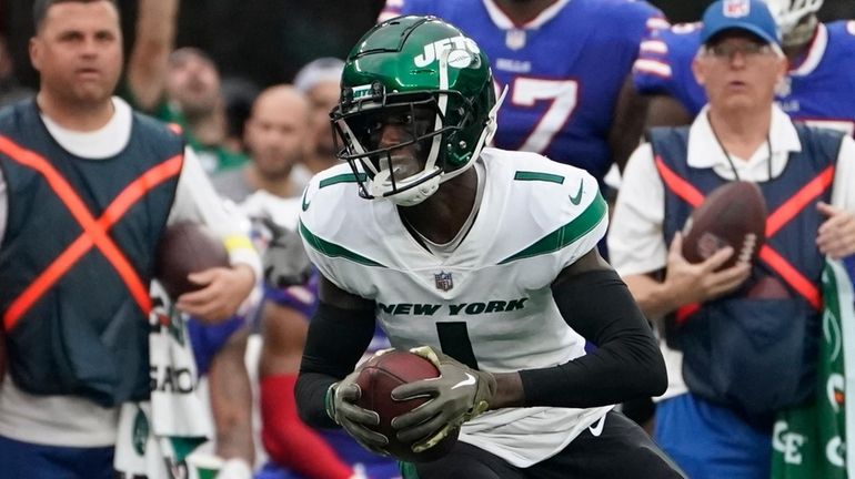 New York Jets cornerback Sauce Gardner (1) against the Buffalo Bills in an  NFL football game, Sunday, Dec. 11, 2022, in Orchard Park, NY. Bills won  20-12. (AP Photo/Jeff Lewis Stock Photo - Alamy