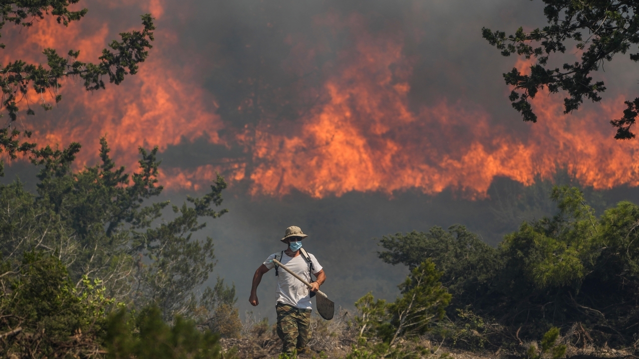 Heat wave returns as Greece grapples with more wildfire evacuations - Vimarsana News