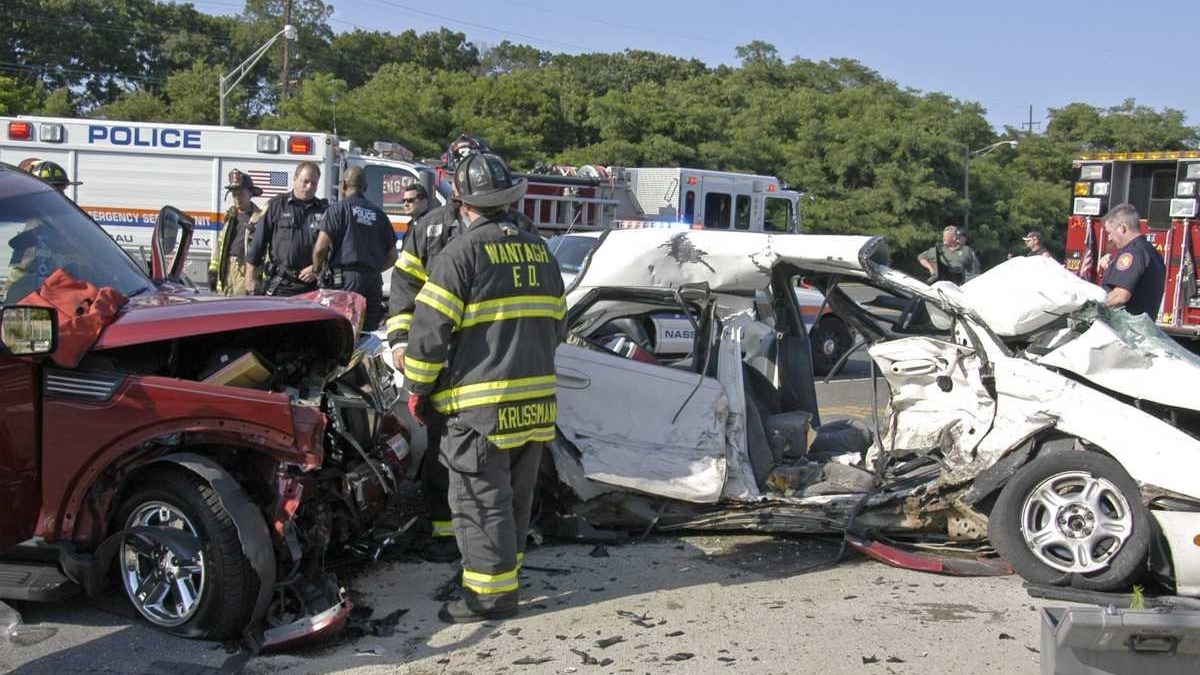 Accident closes part of Sunrise Highway Newsday
