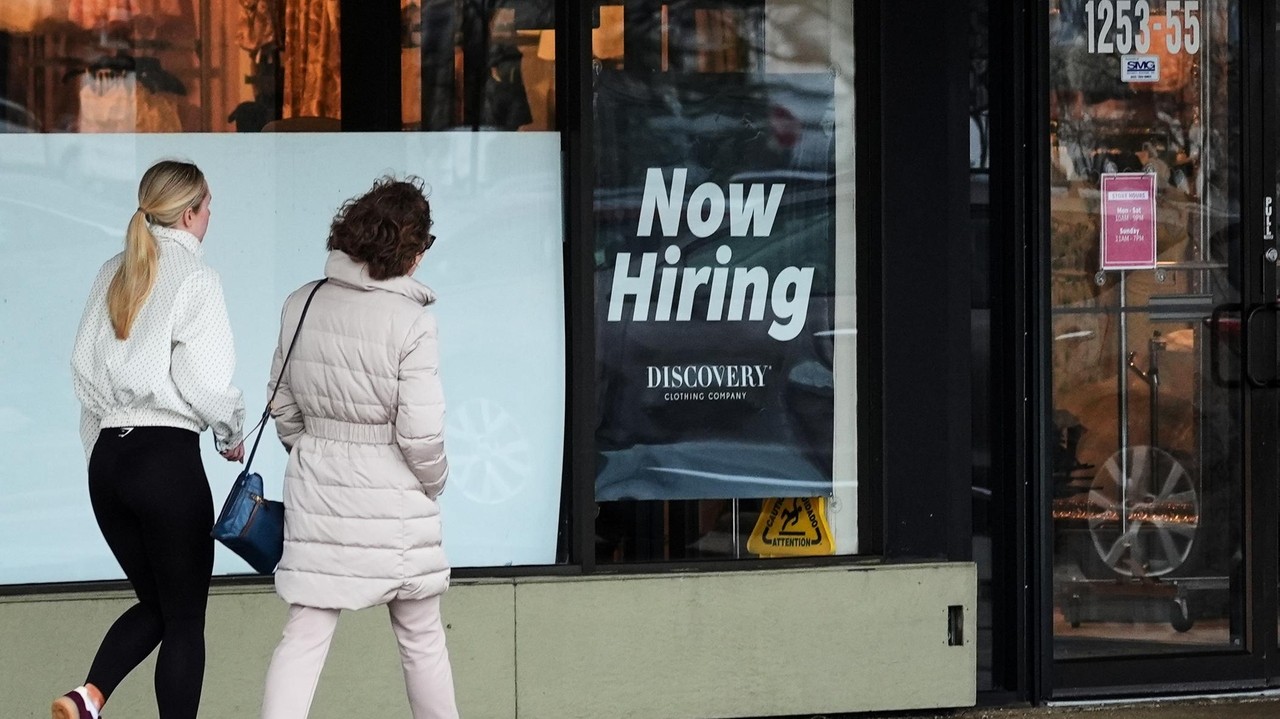 US jobless claim filings rise modestly to 214,000 last week, remain at ...