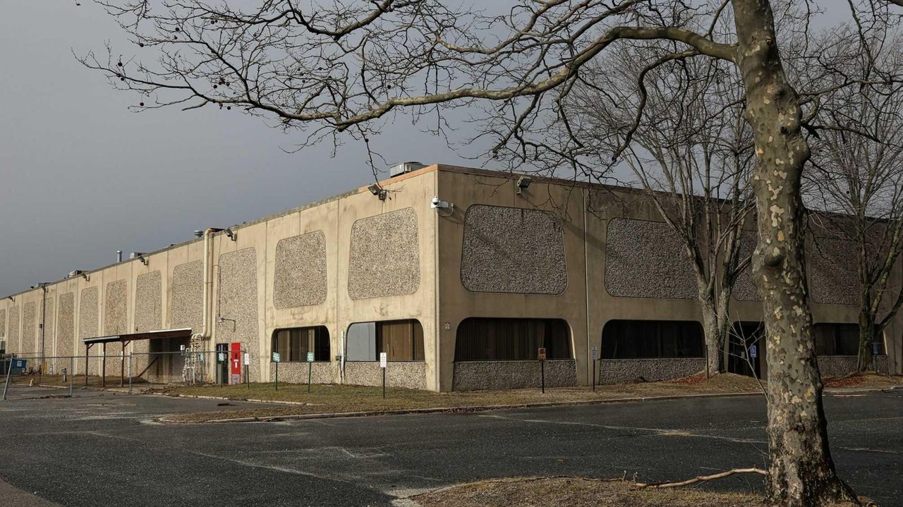 FedEx to expand at rebuilt warehouse in Bohemia Newsday