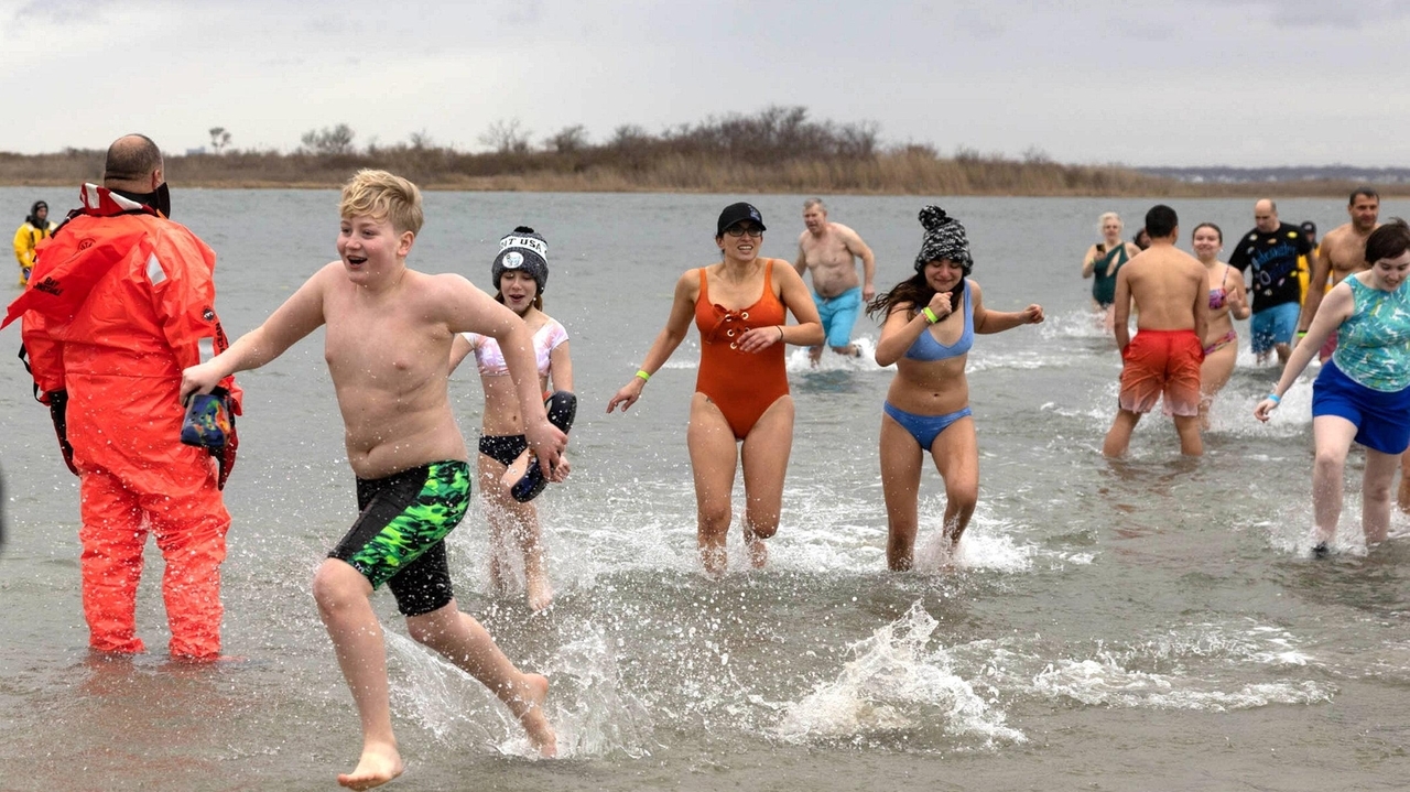Polar Plunge for Special Olympics New York brings 600 people to Tobay Beach despite chilly temps - Vimarsana News