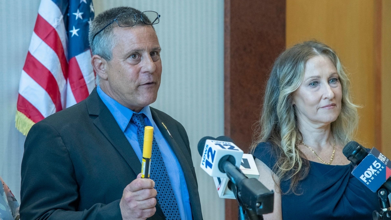Suffolk EpiPen bill faces questions as Nassau files similar legislation - Vimarsana News