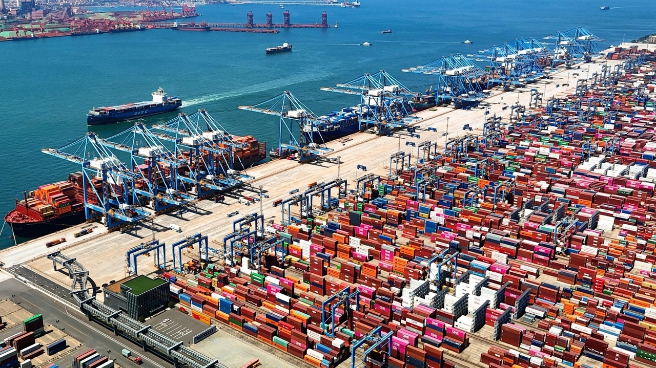 China vows to stand firm against Trump's tariff threat. He urges ...