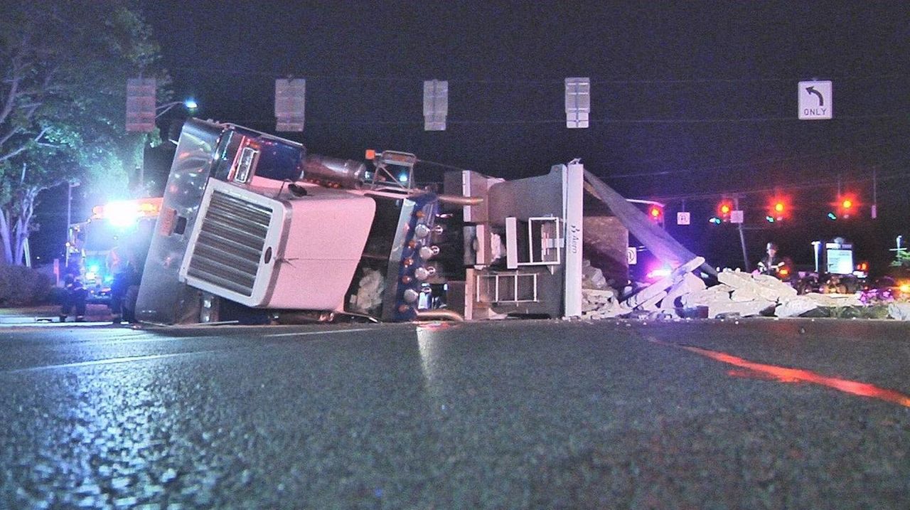 Jericho Tpke. in Commack reopens after truck overturns, police say ...