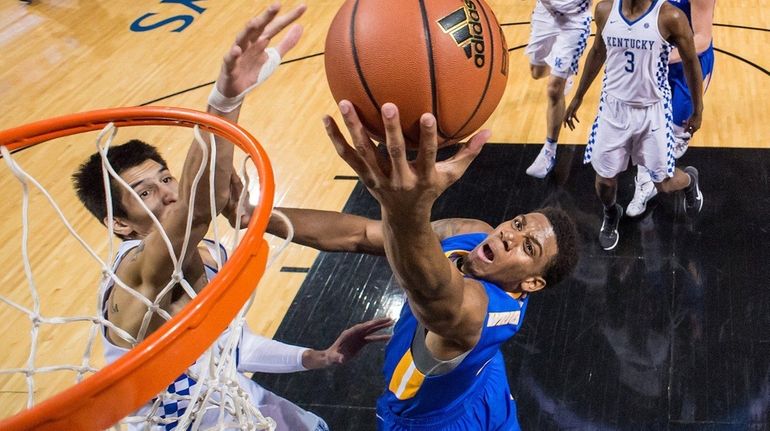 Justin Wright-Foreman of the Hofstra Pride drives to the basket...